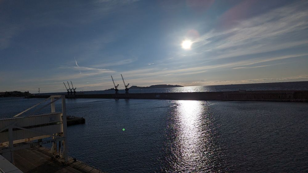 Vue sur la mer depuis les Terrasses du port à Marseille.