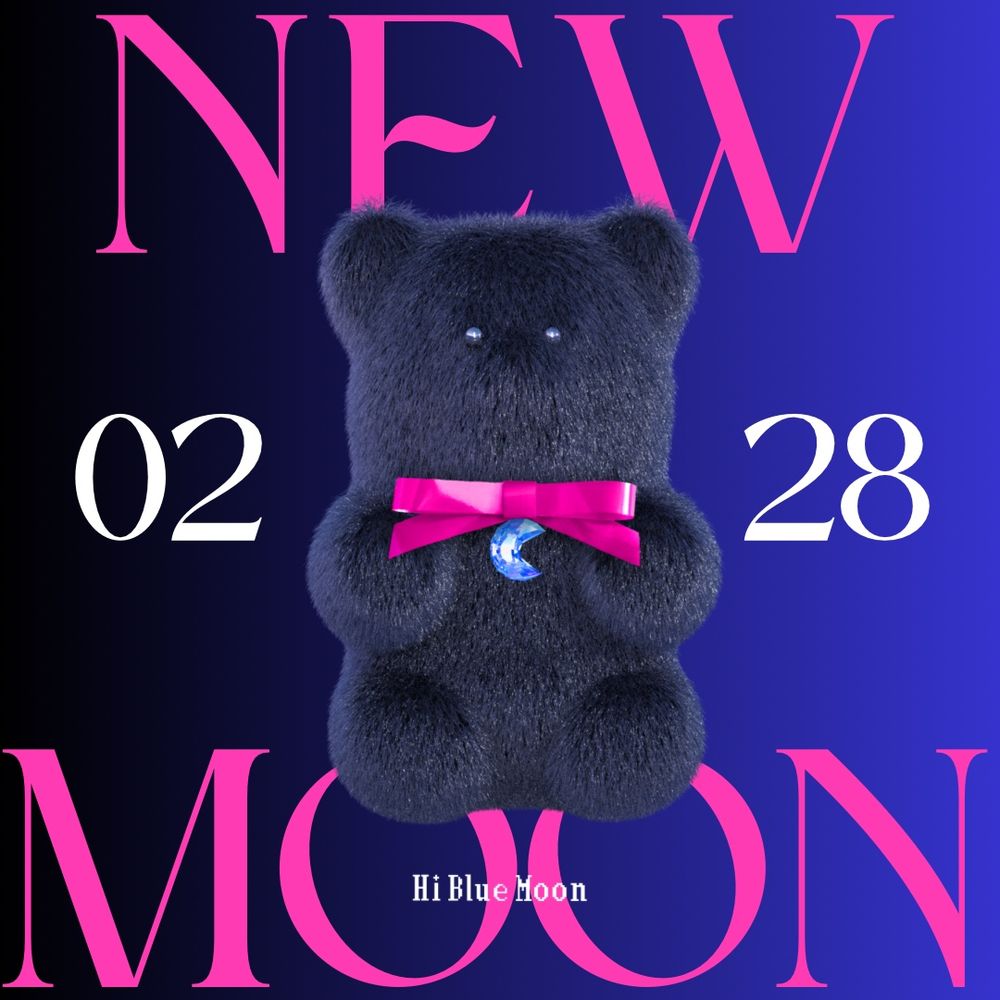 "NEW MOON 02 28"の文字が配置されたデザイン画像。中央には黒いふわふわしたクマのぬいぐるみが描かれ、ピンクのリボンを首に巻き、そこに青い三日月のオブジェがついている。下部に「Hi Blue Moon」の文字がある。背景は青と黒のグラデーション。