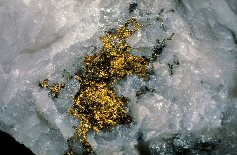 How Large Gold Nuggets Form in Quartz Crystals During Earthquakes