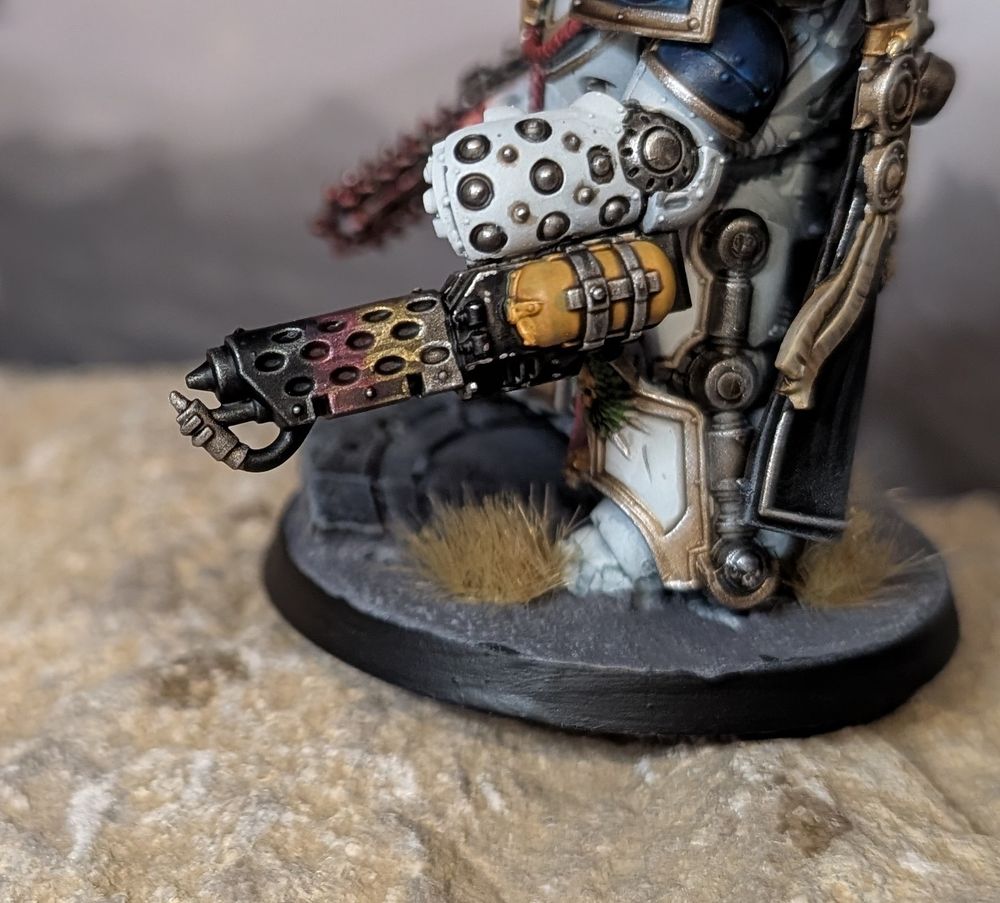 There is an underslung heavy flamer on his right arm.