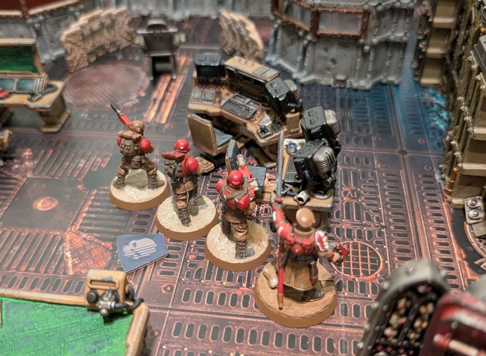 The Perdians secure the bridge and transmit the distress code, warning the Imperial fleet about this new Xenos threat. After a bloody rush across the board, a few survivors managed to escape with one last Black Templar, making it an Imperial victory!