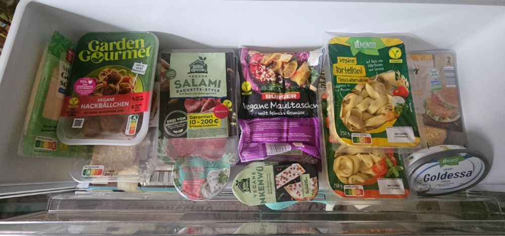 Kühlschrankschublade, voller veganer Nahrung aus diverse Geschäften.