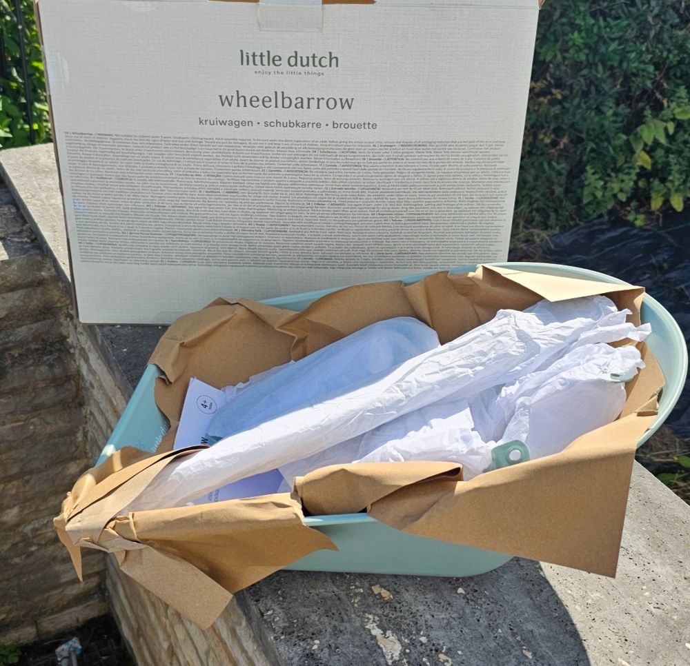 Ausgepackte und zerteilte Schubkarre.