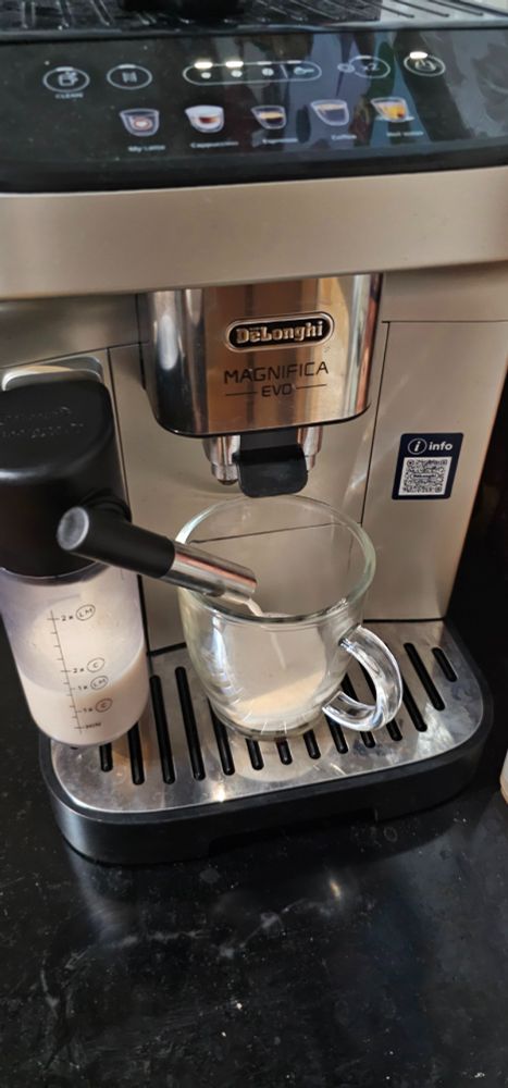 Kaffeeautomat macht Kaffee