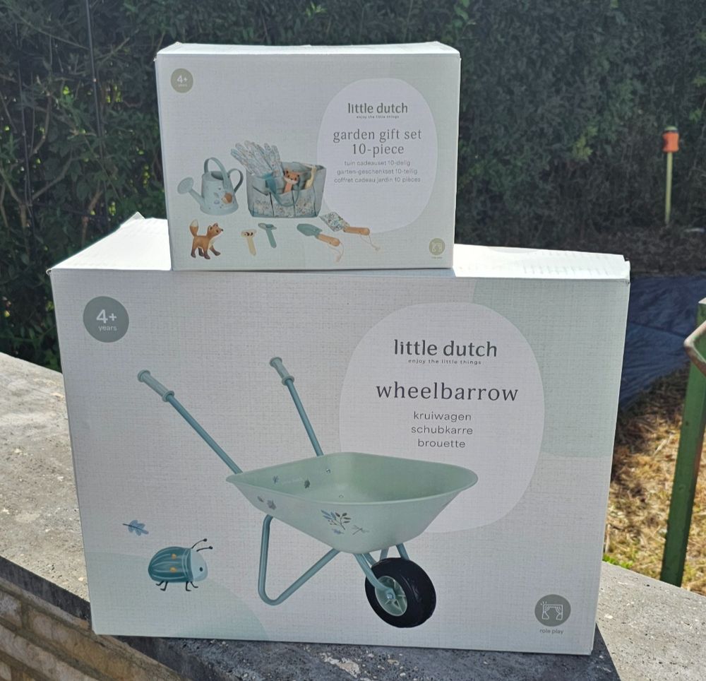 2 Verpackungen auf einer Mauer.