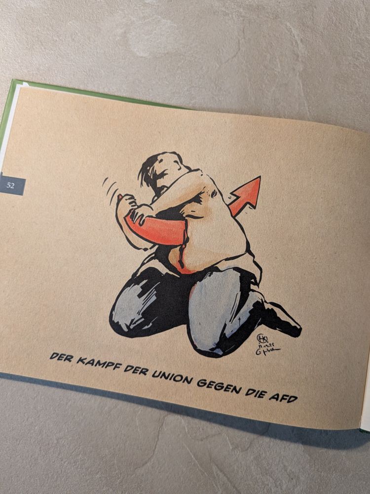 Gezeigt wird eine Karikatur aus dem Buch auf Seite 52: Ein Mann sitzt auf den Knien und kämpft mit einem roten Pfeil, der sich um seinen Körper windet und ihn stranguliert. Die Bildunterschrift lautet: „Der Kampf der Union gegen die AfD“. Stilistisch ist die Zeichnung in kräftigen, klaren Linien gehalten.