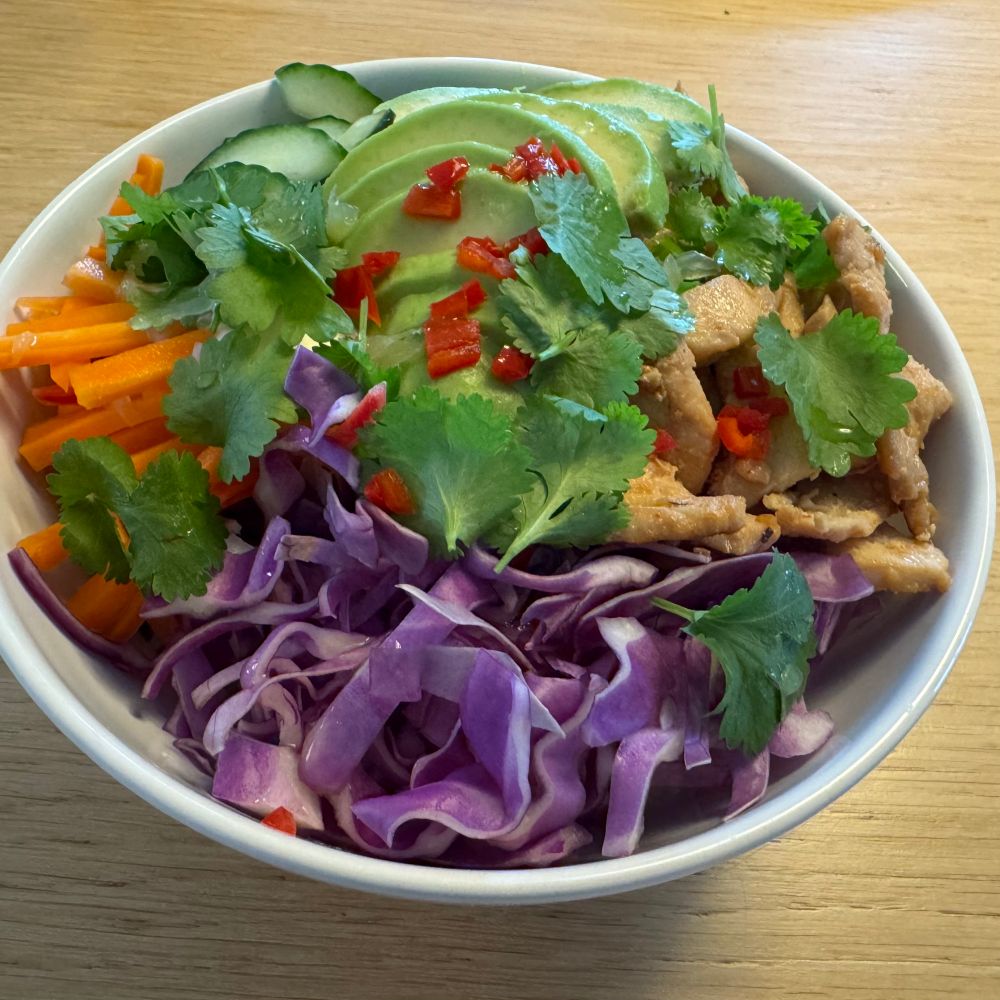 Bahn Mi Bowl:
Ris,
Stegt kylling marineret med Soya, Chili, salt, peber, fiskesovs.
Syltede gulerødder og radiser,
Snittede agurker og rødt spidskål.
En kvart avokado, Chili og koriander.
Cremefraiche med lidt hvidløg og ingefær.
Hoisin sauce med hakkede peanuts.


