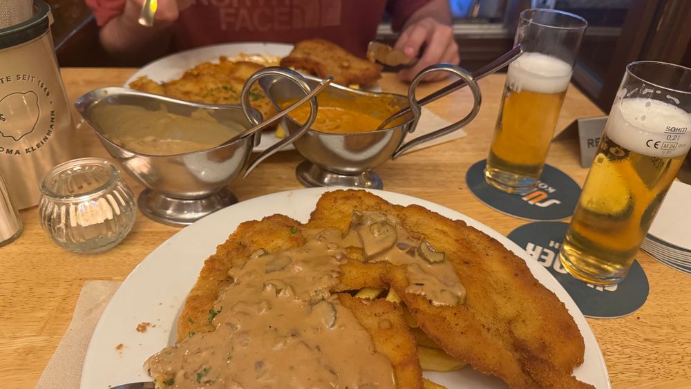 Et par kæmpe Schnitzler med et par Kölch på siden.