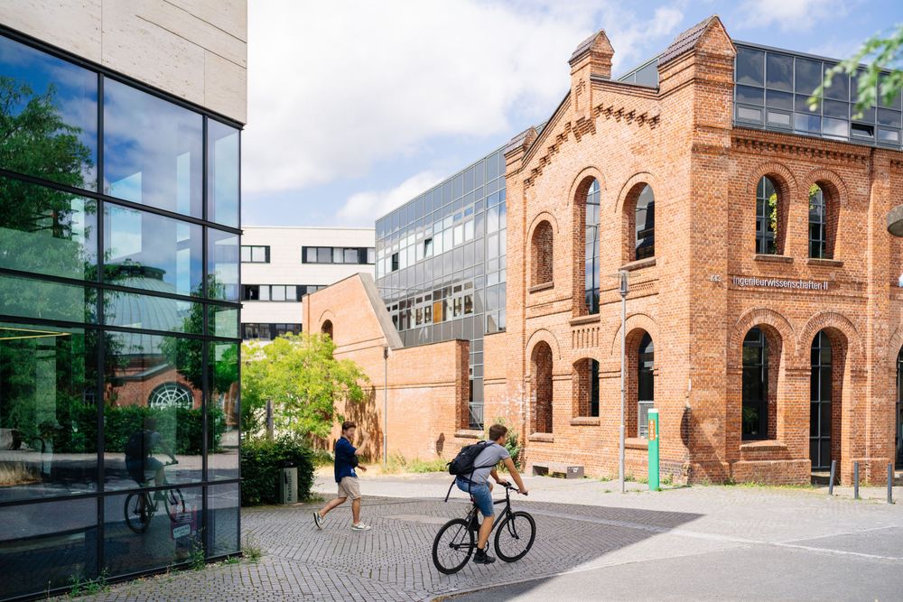 Radfahrer auf dem Campus Kassel. Foto: Fiona Körner. 