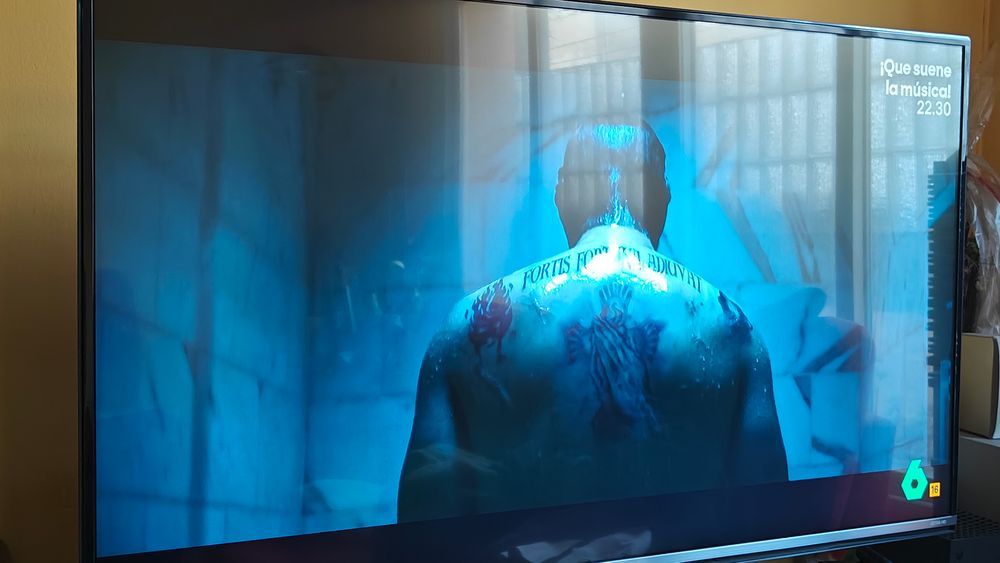 John Wick de espaldas, con los tatuajes a la vista 
