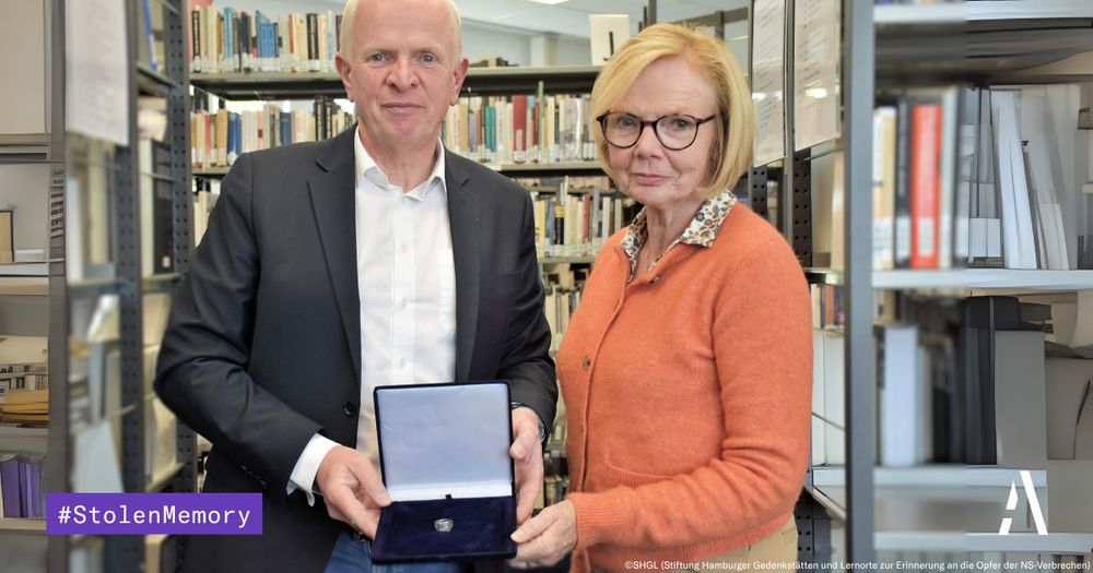 Auf dem Foto ist der Neffe des KZ-Häftling Czesław Drozdzyniak zu sehen mit dem Ring, den er von Czeslaw zurückbekommen hat.