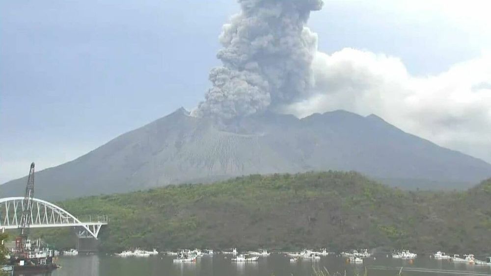 火山噴火に遭遇 Explosive eruption of Sakurajima on November 12, 2019. 桜島