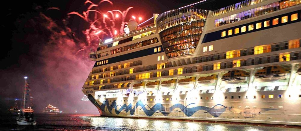 AIDA Cruises: Rückblick auf das Schwestertreffen von AIDAdiva und AIDAmar bei der Warnemünder Port Party 2024 - HafenLiebe Live Kreuzfahrt NEWS