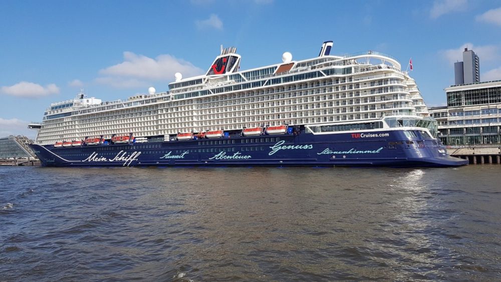 Mein Schiff 1 beendet Transatlantikreise mit spektakulärem Drehmanöver vor New York City - HafenLiebe Live