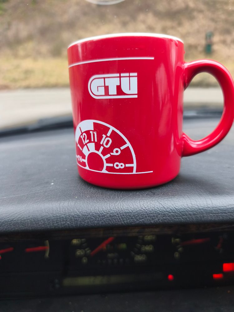 eine gtü tasse auf meinem armaturenbrett 