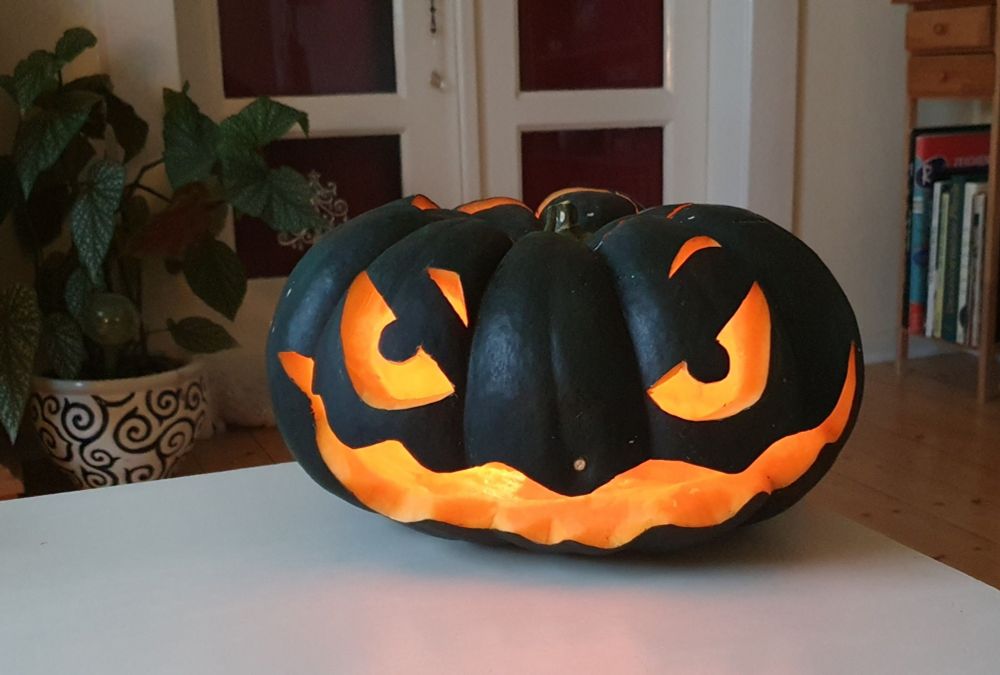 Leuchtender, ausgehöhlter Kürbis für Halloween