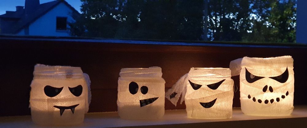Mumien aus Gläser und Mullbinden, Halloweendekoration