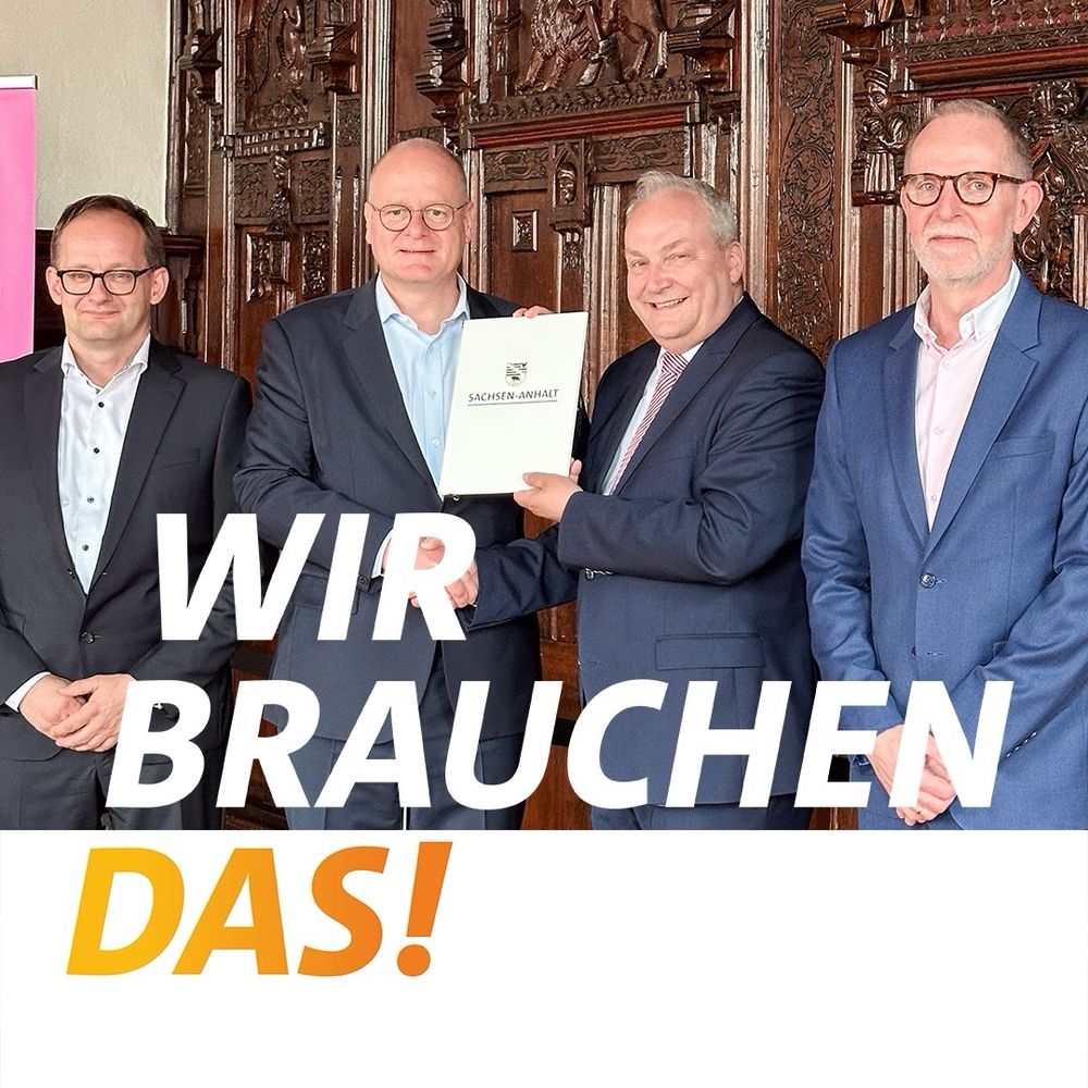 Zu sehen ist die Übergabe des Fördermittelbescheids für den Glasfaserausbau der Stadt Stendal und umliegender Ortschaften in Höhe von knapp 15 Mio. Euro.