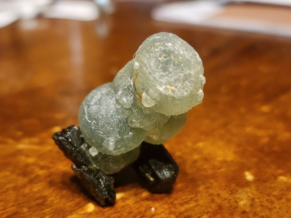 The phrenite is light green and the epidote is dark green and perpendicular to the phrenite.