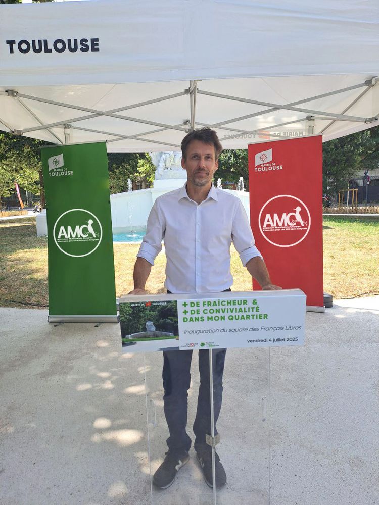Maxime Le Texier à l'inauguration, derrière le pupitre de la cérémonie sur lequel il est inscrit "+ de fraîcheur & de convivialité dans mon quartier, inauguration du square des Français Libres". Nous avons édité l'image pour remplacer les logos Aimer Toulouse par le logo AMC. 