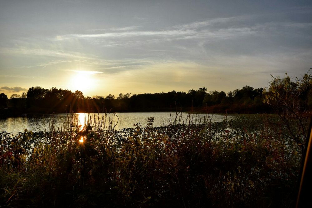 A sun shining on the water.