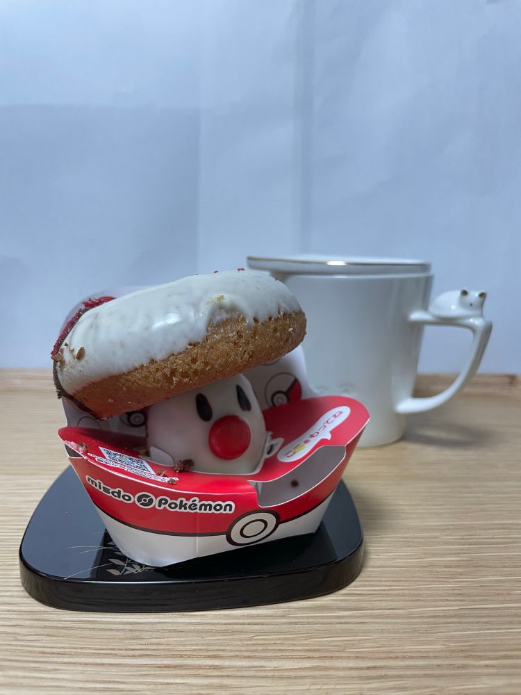 タマゲタケの形を模したドーナツと、白い蓋付きマグカップに入ったコーヒー