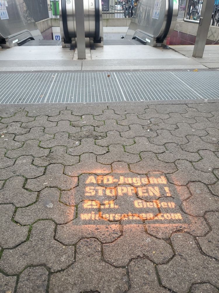 Bodengraffiti (Stencil):
AfD-Jugend STOPPEN !
29.11. Gießen
widersetzen.com
