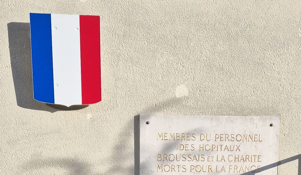 Détail de la plaque commémorative présente à l'Hôpital européen Georges-Pompidou (HEGP)