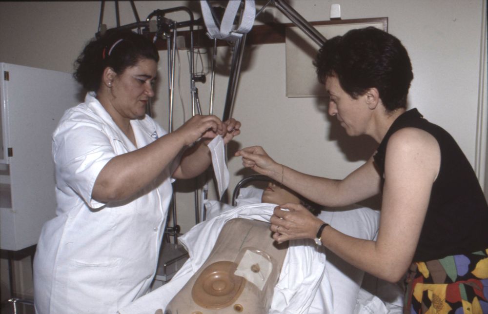 Formation d’infirmières roumaines à l’IFSI de l’hôpital Beaujon, 1991 (Université d’Adelaïde, Australie, 2014). (Archives AP-HP, BJN/3/FI/4/922).
