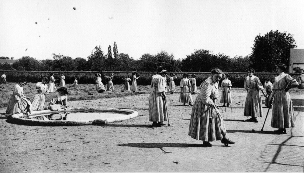 Les jeux de croquet et de foot-ball, fondation Gréban-de-Pontourny, asile Saint-Joseph, vers 1900 (Archives AP-HP, C/660/8/175)