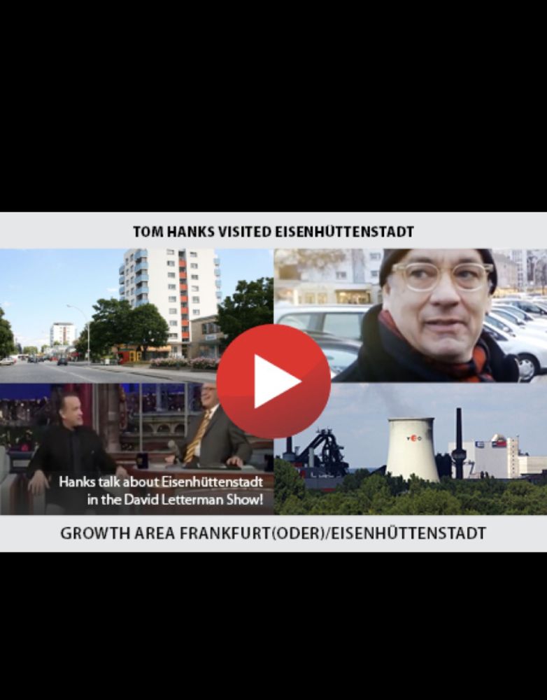 Collage mit Tom Hanks in Eisenhüttenstadt, Szene aus der David Letterman Show, Plattenbau, Stahlwerk und großem Play-Button. Text: „Tom Hanks visited Eisenhüttenstadt“, „Growth Area Frankfurt (Oder)/Eisenhüttenstadt