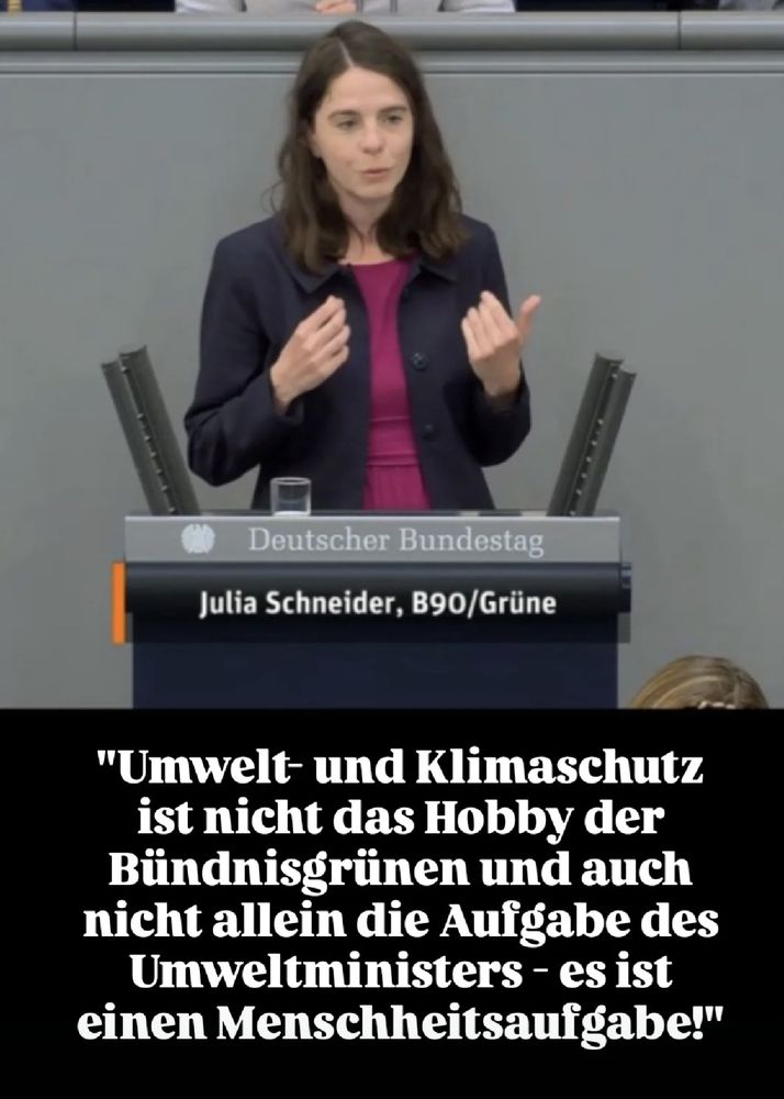 Julia Schneider MdB am Redepult im Bundestag mit dem Zitat: „Umwelt- und Klimaschutz ist eine Menschheitsaufgabe.“