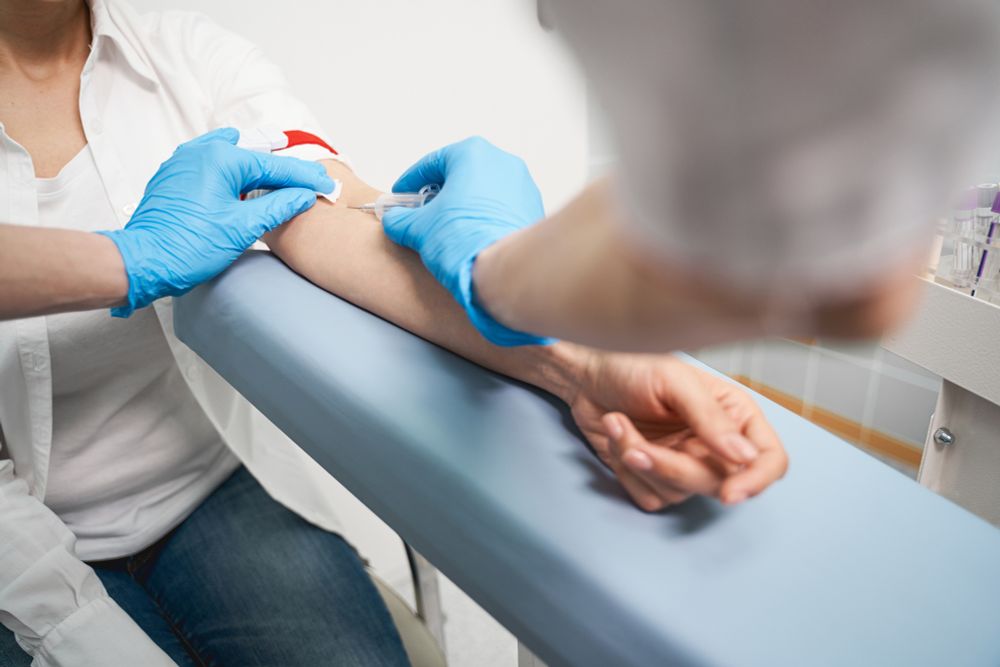 Un equipo liderado por el Instituto de Biomedicina de Valencia (IBV), del Consejo Superior de Investigaciones Científicas (CSIC), ha avanzado en la mejora del diagnóstico de la enfermedad de Lafora, una grave patología neurológica degenerativa ultra rara. El análisis de la sangre de 11 pacientes ha llevado a los investigadores a detectar biomarcadores de la enfermedad, en concreto, niveles reducidos de varias proteínas relacionadas con factores de crecimiento, esenciales para el buen funcionamiento de los órganos. Los resultados, publicados en la revista International Journal of Molecular Sciences, abren la puerta a desarrollar un método de diagnóstico fiable mediante un simple análisis de sangre.
La enfermedad de Lafora, para la que no existe tratamiento, se desencadena cuando una mutación genética promueve la síntesis de un glucógeno aberrante (sustancia que almacena energía), que se acumula y forma los “cuerpos de Lafora” en el sistema nervioso y en los músculos, el hígado y la piel. Los síntomas aparecen durante la adolescencia, tanto en hombres como en mujeres, e incluyen problemas de aprendizaje, alucinaciones visuales y convulsiones. Después de 6 años, alrededor de la mitad de las personas afectadas pierden la capacidad de mover voluntariamente su cuerpo; tras 10 o 15 años, fallecen por crisis epilépticas o problemas respiratorios. 
En España, se estima que existen entre 10 y 30 casos diagnosticados, lo que la clasifica como una enfermedad ultra rara que afecta a menos de cuatro por cada millón de habitantes. El diagnóstico llega después de una prueba de secuenciación genética para identificar variantes patogénicas en los genes asociados a la enfermedad. Otras técnicas complementarias para seguir la evolución de los pacientes son: la tomografía de emisión de positrones (PET), la espectroscopia de resonancia magnética e imagen (MRI) y la espectroscopía de resonancia magnética de protones (MRS).
