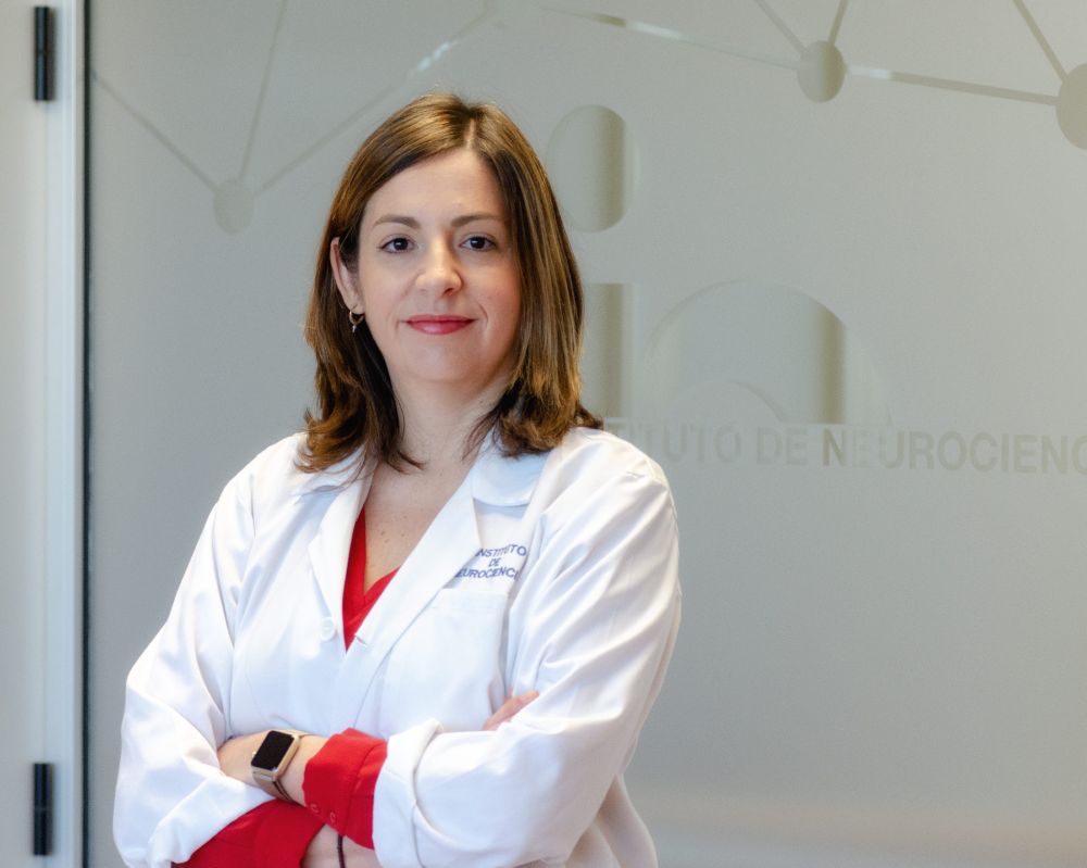 La investigadora Berta López Sánchez-Laorden, científica titular del Consejo Superior de Investigaciones Científicas (CSIC) en el Instituto de Neurociencias (IN), centro mixto del CSIC y la Universidad Miguel Hernández (UMH) de Elche, ha sido una de las 60 personas seleccionadas en toda España para recibir una prestigiosa Beca Leonardo 2025, otorgada por la Fundación BBVA. En el área de Biología y Medicina se han concedido únicamente seis becas, una de las cuales se ha adjudicado a Sánchez-Laorden, lo que pone de relieve la excelencia de su trayectoria científica.

La investigadora dirige un grupo de investigación que pertenece al laboratorio de Plasticidad Celular en Desarrollo y Enfermedad, donde lidera investigaciones punteras en el campo del cáncer, con especial énfasis en el melanoma. Su grupo estudia cómo la plasticidad celular y el microambiente tumoral contribuyen a la agresividad de este tipo de cáncer, y busca nuevas estrategias para reprogramar las células estromales, es decir, las células no tumorales que forman parte del microambiente que rodea al tumor, con el fin de frenar el crecimiento de metástasis y mejorar la respuesta a terapias. 
