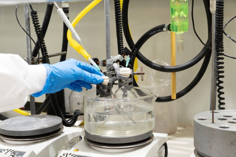Un grupo de investigación del Instituto de Tecnología Química (ITQ), centro mixto del Consejo Superior de Investigaciones Científicas (CSIC) y la Universitat Politècnica de València (UPV), ha desarrollado un nuevo método para realizar una reacción fundamental en la industria química, la epoxidación de alquenos, empleando solo oxígeno o aire, sin necesidad de utilizar catalizadores ni disolventes. Esto permite fabricar productos industriales como plásticos, productos farmacéuticos y detergentes sin emplear disolventes tóxicos ni metales pesados. El nuevo método ha sido patentado y sus resultados se publican ahora en la revista Nature Communications. 

La epoxidación de alquenos es una reacción fundamental en la industria química, en la que un alqueno, una molécula orgánica formada por carbono e hidrógeno, se transforma en un epóxido, compuesto muy reactivo que es muy útil en muchas reacciones químicas e industriales. Son esenciales, entre otras, en la producción de plásticos y resinas epoxi (polímeros de gran resistencia y versatilidad utilizados en la construcción, la informática o la automoción), así como en la fabricación de productos farmacéuticos, detergentes, fragancias y sabores.  
