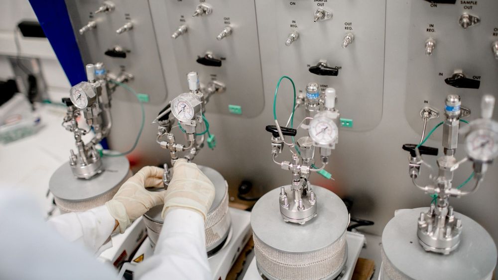 Dos patentes de titularidad compartida entre el Consejo Superior de Investigaciones Científicas (CSIC) y la Universitat Politècnica de València (UPV) fueron galardonadas en los IV Premios a las Mejores Invenciones Protegidas mediante Derechos de Propiedad Industrial, que entregó el pasado jueves en Madrid la Oficina Española de Patentes y Marcas del Ministerio de Industria y Turismo. Los proyectos patentados pertenecen al Instituto de Tecnología Química (ITQ, CSIC – UPV), que ganó el Premio a la Mejor Patente de Inventor/a Joven, y al Instituto de Instrumentación para Imagen Molecular (I3M, CSIC – UPV), que recogió el Premio a la Mejor Patente en la categoría absoluta.

Estos galardones tienen el objetivo fundamental de apoyar y fomentar la actividad investigadora y reconocer el carácter innovador del trabajo de los inventores españoles. Como se indica desde la OEPM, la innovación es el motor del desarrollo científico y tecnológico de nuestra economía, una de las claves para alcanzar la autonomía estratégica.

La ceremonia de entrega de los premios tuvo lugar en la Escuela de Organización Industrial (EOI) en Madrid y fue conducida por la investigadora y divulgadora científica Deborah García Bello (Deborahciencia). Al acto asistieron, entre otros, Pablo Garde, subsecretario del Ministerio de Industria y Turismo y presidente de la OEPM; Ana Castro, vicepresidenta adjunta de Transferencia del Conocimiento del CSIC, y Javier Maira, coordinador de la Oficina de Transferencia del Conocimiento del CSIC.

