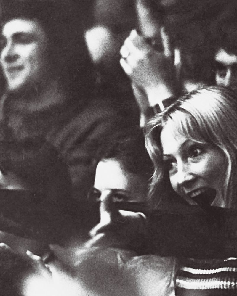 Begeisterte Zuhörer beim ausverkauften Sonderkonzert der ungarischen Band Omega im großen Hörsaal der Sektion Physik am 18. Dezember 1972. Damit solche Konzerte problemlos den Genehmigungsprozess durchliefen, standen sie im Zeichen der Vorbereitung der X. Weltfestspiele in Berlin 1973. Damals kostete die Eintrittskarte zehn DDR-Mark. Aus dem Buch „Aufgebrochen. Spur des Ostens: Deutsche Porträts mit Wirkung.“ ©GNT Publishing GmbH, Berlin, Germany.