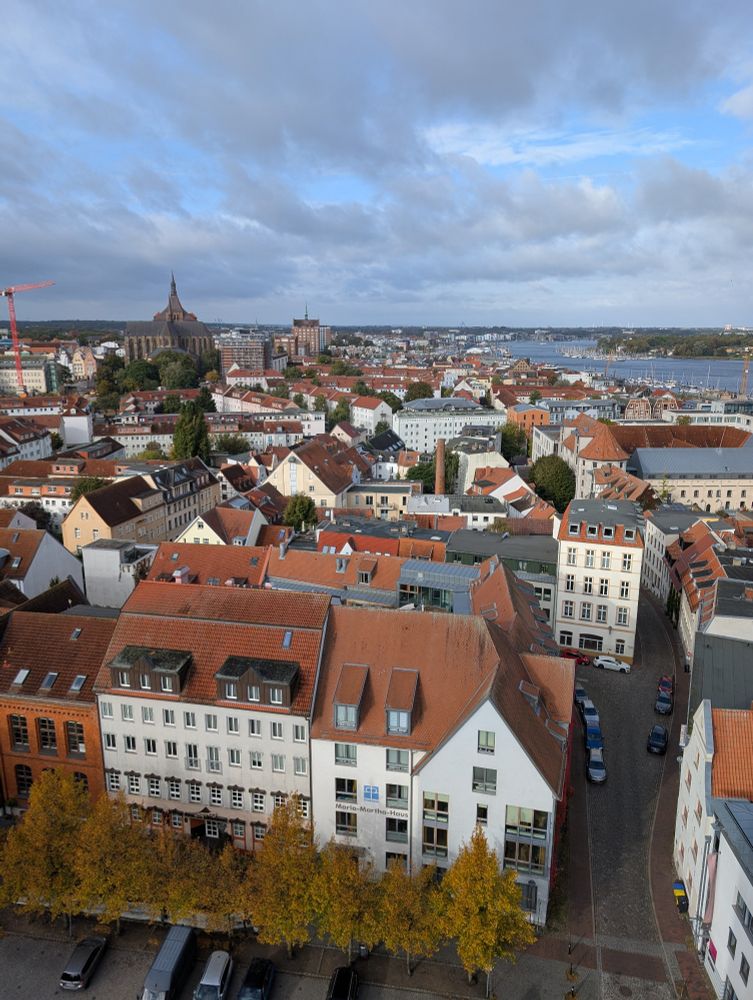 Blick von der Aussichtsplattform der Petrikirche auf Rostock 