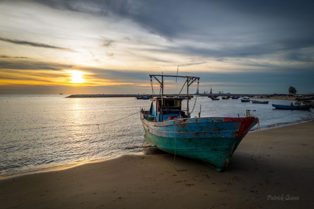 Yinggehai, is a working fishing village on the southwest coast of #Hainan, is where time seems to slow down. The rustic charm of its working boats and stunning coastal sunrises make it popular spot for photography. #BlueskyNature
#BlueSkySunrise #BlueskyPhotography #NatureOnBluesky #ExploreBluesky