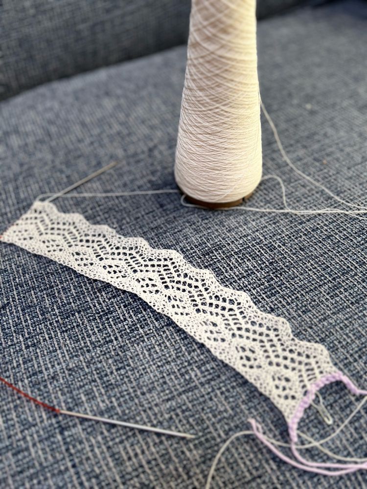 オレンブルクレースのエッジ部分を編んでいる写真
