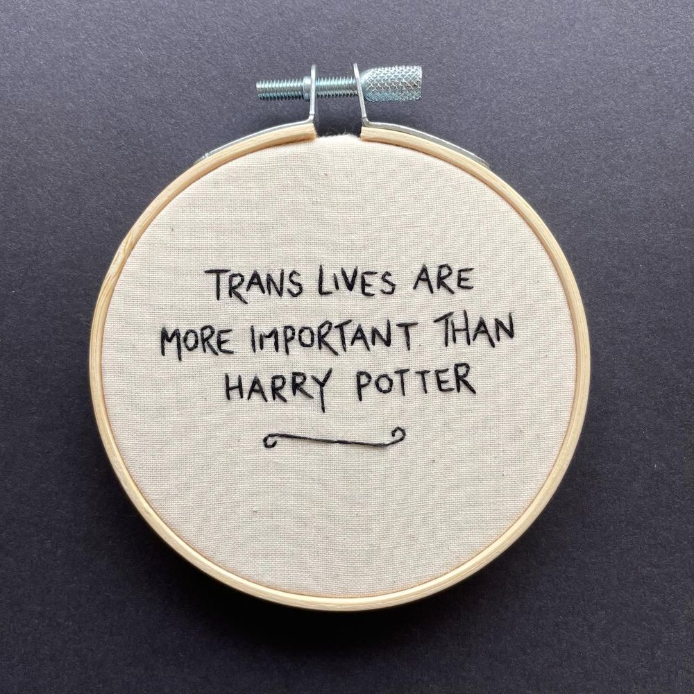 Bordado que dice "trans lives are more important than Harry Potter"