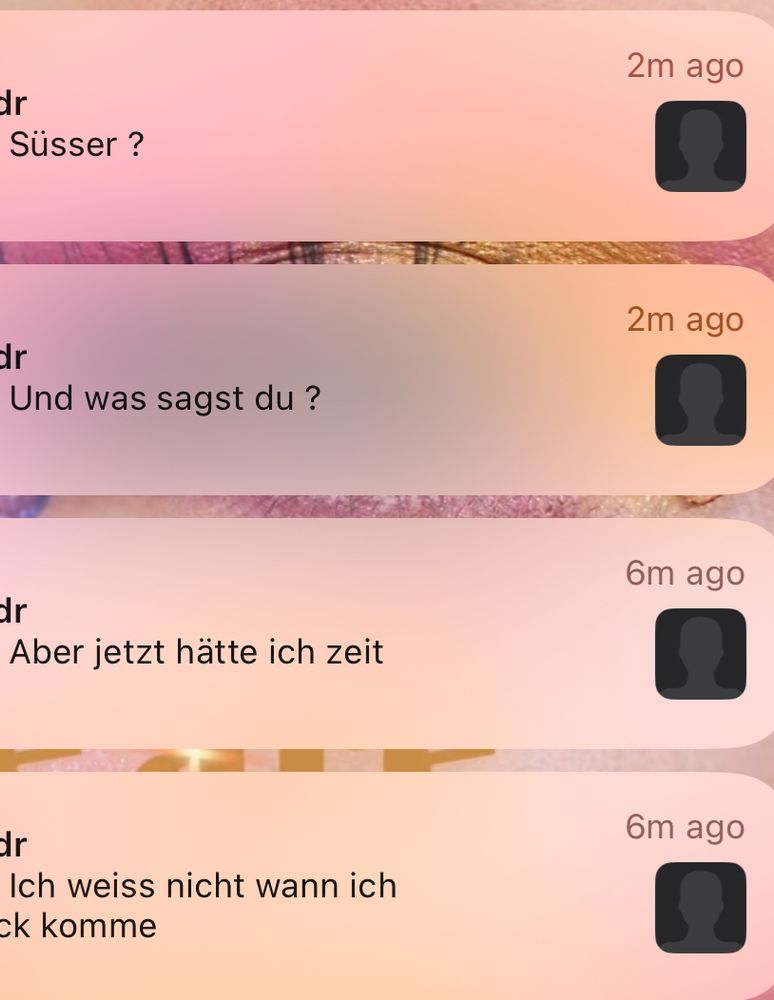 Grindr Nachrichten im homescreen 
Ich weiß nicht wann ich zurück komme 
Aber jetzt hätte ich Zeit 
Und was sagst du 
Süßer?
