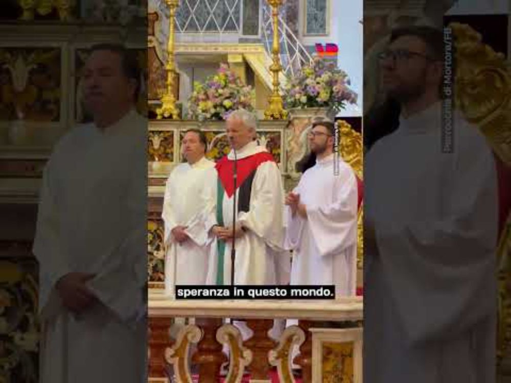 Sorrento, PARROCO celebra la messa indossando la BANDIERA della PALESTINA