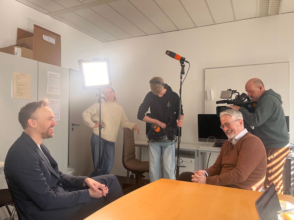 ZDF tv team interviewing Cornelius Puschmann from the INDI research project