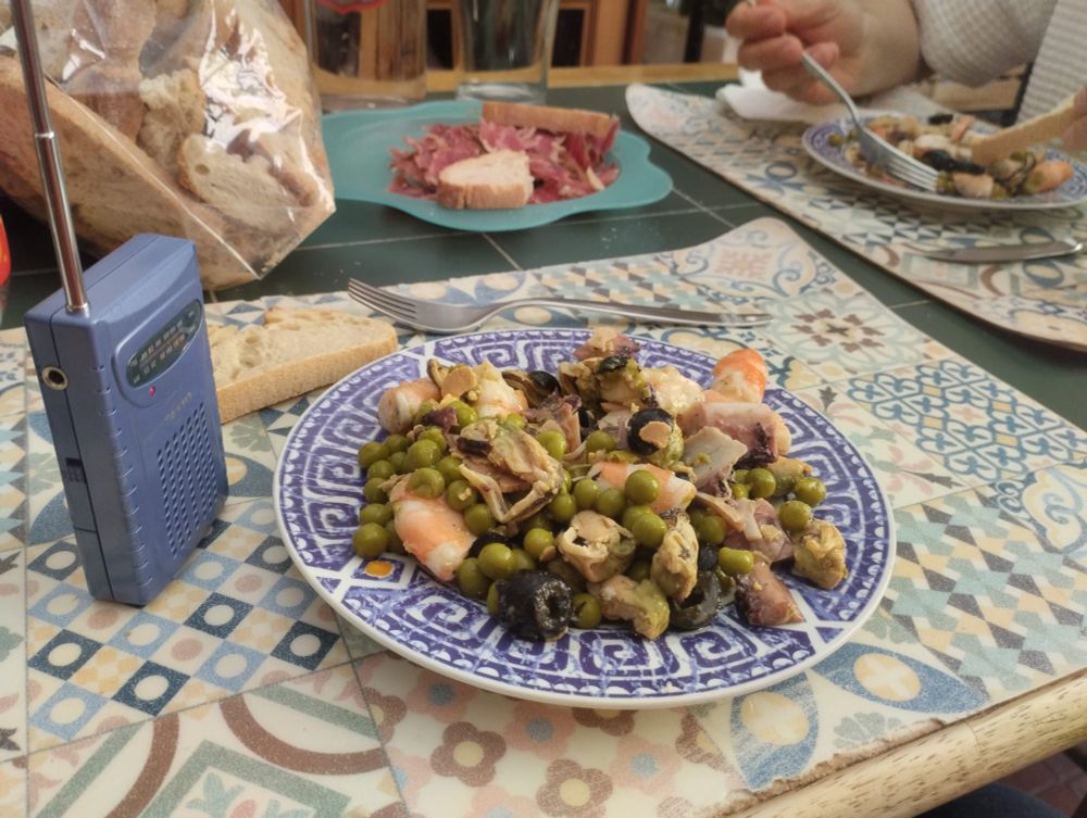Radio de pilas junto a un plato de salpicón