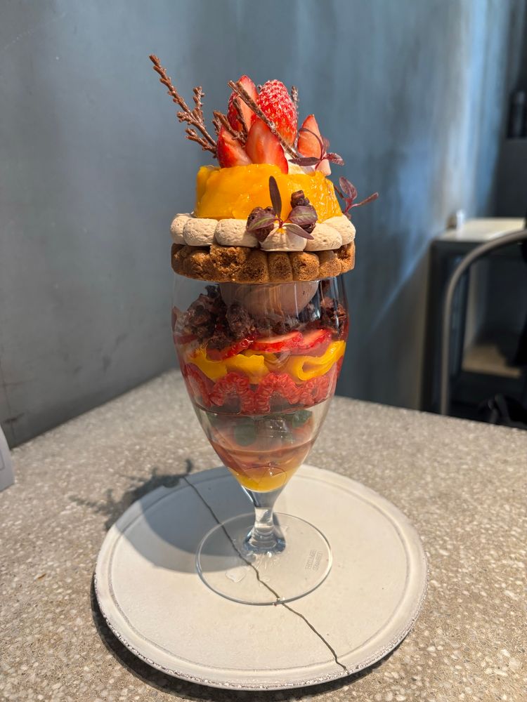 マンゴーと苺のパフェ

上中下すべてにマンゴーと苺がたっぷり使われている