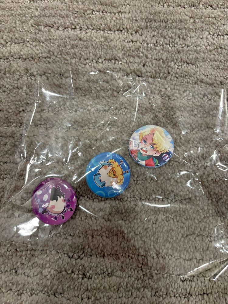 3 buttons that have fanart of TommyInnit, Chayanne and Lullah