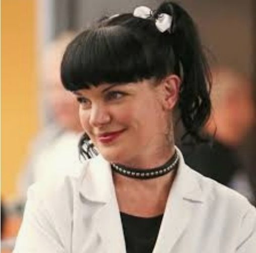 Abby Sciuto from NCIS lóoking amused and sweet