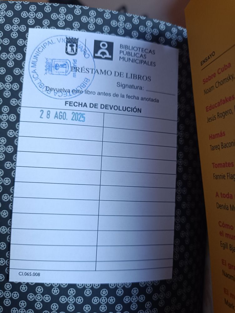 Ficha con la fecha de devolución del libro. Se ve que solo hay un sello con la fecha del 28 de agosto de 2025