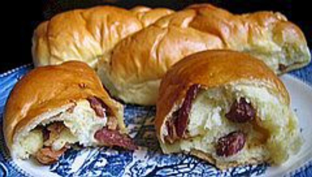 Lithuanian Bacon-Onion Buns Are Addictive